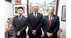 （左から）駐伯社員の中西恒彦さん、竹内理事、兵庫県人会の尾西顧問