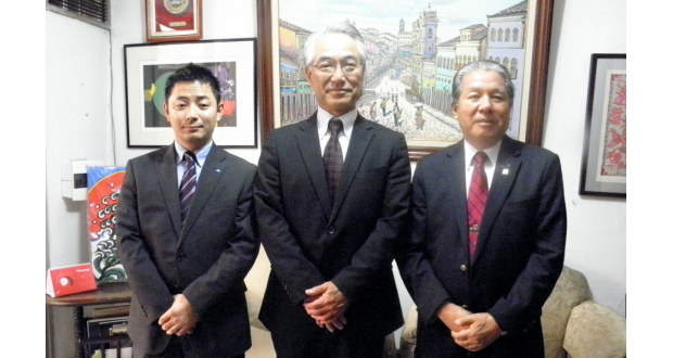 （左から）駐伯社員の中西恒彦さん、竹内理事、兵庫県人会の尾西顧問
