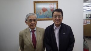 山添委員長（左）と長井副委員長