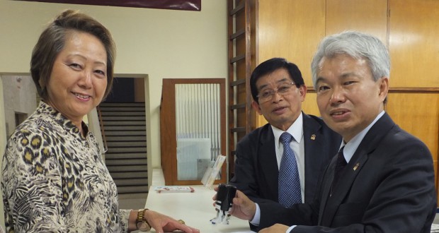 シャッパを提出する呉屋会長候補（左）。中央は木多会長、右は中島事務局長