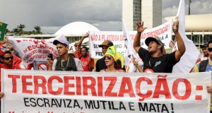 ７日ブラジリア議院前広場で非正規雇用契約法案に反対する抗議者たち（Lucio Bernardo Jr./Camara dos Deputados）