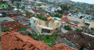 竜巻の直撃を受けて全壊した家屋（Defesa Civil SC）
