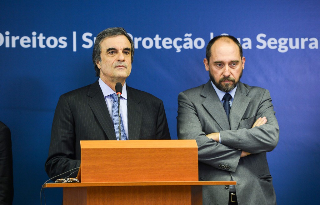 １７日のカルドーゾ法相とアダムス総弁護庁長官（Fabio Rodrigues Pozzebom/Agência Brasil）