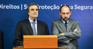 １７日のカルドーゾ法相とアダムス総弁護庁長官（Fabio Rodrigues Pozzebom/Agência Brasil）