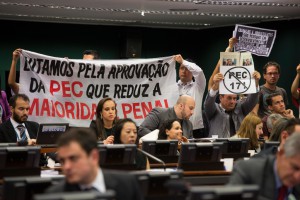 今年3月31日に連邦議会の憲法司法委員会が、刑法成人年齢引き下げ法案を可決した時の様子（Foto: Marcelo Camargo/Agencia Brasil）