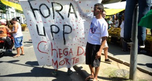 「軍警出て行け！死人はもう沢山だ！」と幕を掲げる抗議者（Tomaz Silva/Agencia Brasil）