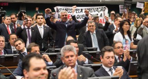 刑法適用年齢が下院ＣＣＪで承認され喜ぶ賛成は議員達（Marcelo Camargo/Agência Brasil）