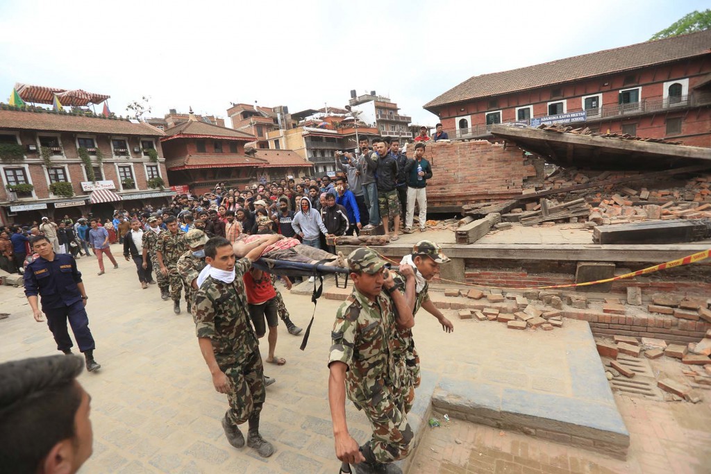 瓦礫に埋もれた被災者を救出する救助隊員（Laxmi Prasad Ngakhusi/UNDP Nepal 25/04/2015）