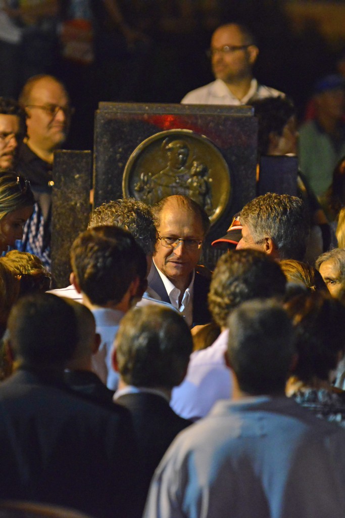 葬儀で弔問客に囲まれるアルキミン知事（Lucas Lacaz Ruiz/AgoraVale）