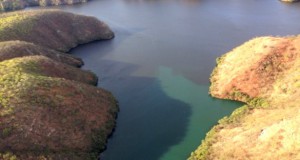 水の色が茶色に変わった水域（写真奥）（Ermi Ferrari/IMA/Divulgação ）