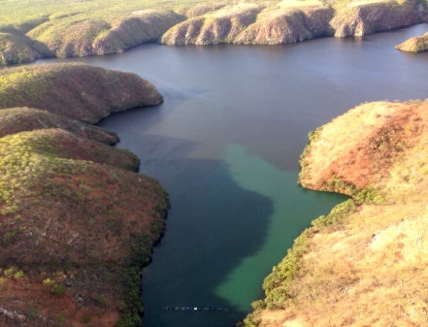 水の色が茶色に変わった水域（写真奥）（Ermi Ferrari/IMA/Divulgação ）