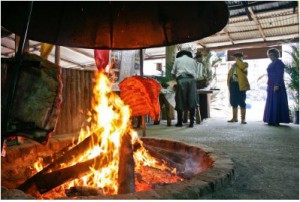 焚き火でじっくりとあばら骨を焼くガウーショ料理の様子（Foto: Francielle Caetano/PMPA）