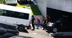 護送されるユセフ容疑者（クリチーバ、２月９日、Foto: Andre Richter/Enviado Especial /Agencia Brasil/EBC）