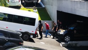 護送されるユセフ容疑者（クリチーバ、２月９日、Foto: Andre Richter/Enviado Especial /Agencia Brasil/EBC）