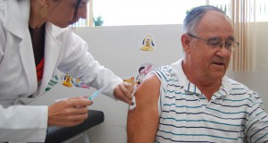 保健所でインフルエンザ予防注射を受ける患者（SESA）