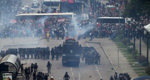 州議会前でデモ隊と対峙する軍警（Orlando Kissner/Fotos Publicas）