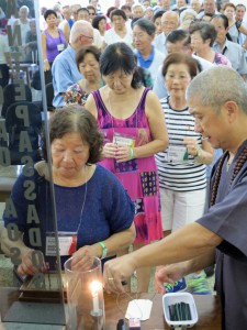 大宣寺で焼香する一行