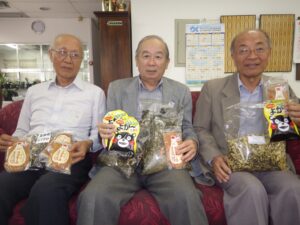 来場を呼びかける（左から）赤木書記、田呂丸会長、小山田前会長