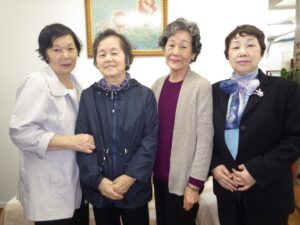 来社した（左から）串間さん、西田さん、児玉さん、鈴木さん