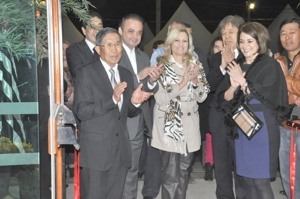 開会式に参加した中島会長（左から１人目）とペレイラ市長（左から５人目）ら