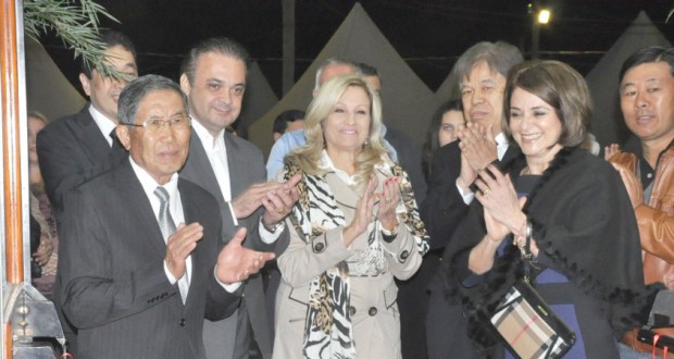 開会式に参加した中島会長（左から１人目）とペレイラ市長（左から５人目）ら
