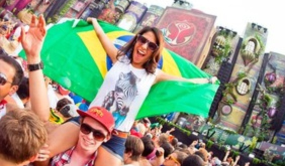 ブラジル国旗を掲げ楽しむ観客（divulgacao）
