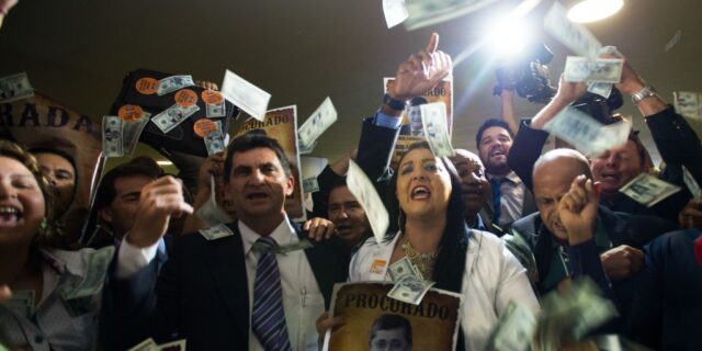 財政調整暫定令可決に抗議する労組フォルサ・シンジカルの組合員（Marcelo Camargo/Agência Brasil）