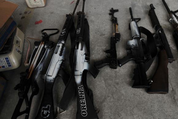 麻薬密売者摘発で押収された銃（Marcello Casal/Arquivo/Agência Brasil）