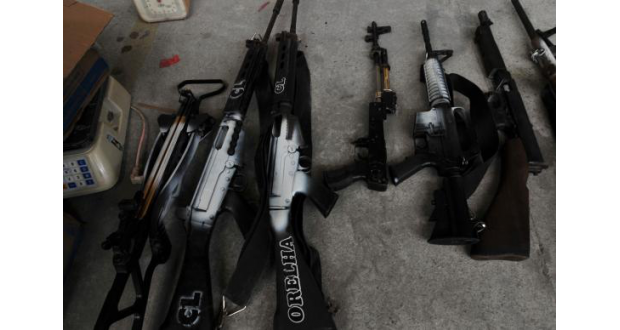 麻薬密売者摘発で押収された銃（Marcello Casal/Arquivo/Agência Brasil）
