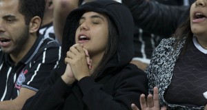 祈るように試合を見つめるコリンチャンスファンの少年（Daniel Augusto Jr./Ag.Corinthians）