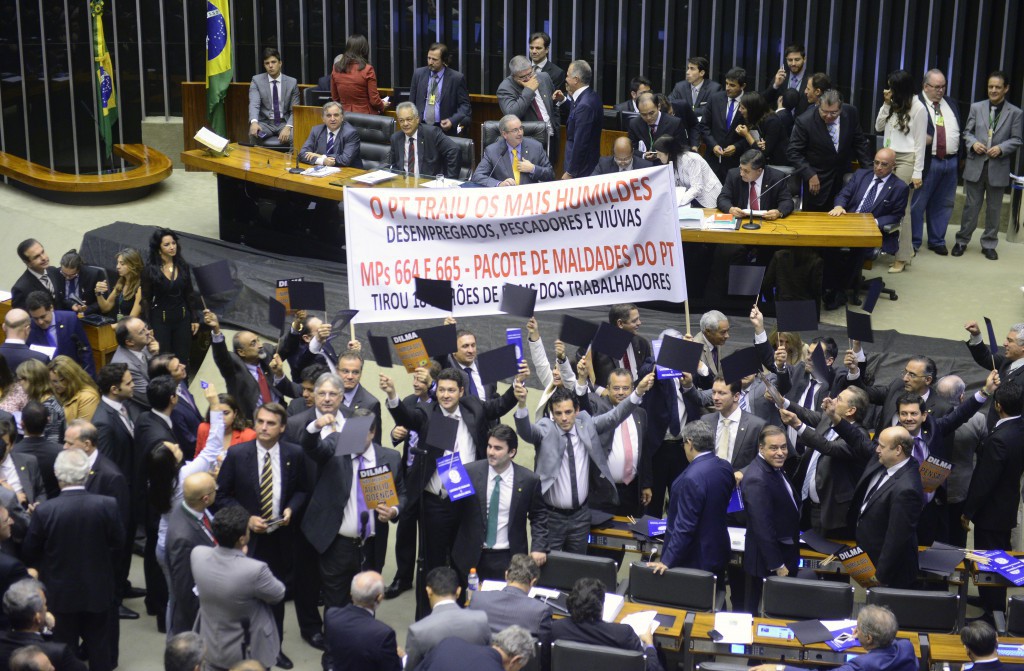 ＰＴの政策に反対する横断幕をかかげて抗議する野党議員（Gustavo Lima/Camara dos Deputados）