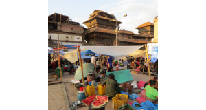 壊滅的な被害を受けたネパールの首都カトマンズの広場。わずかながらも市が立ち始めた様子（４月２７日、Foto: Bernard Jaspers-Faijer/EU/ECHO, 27/04/2015)