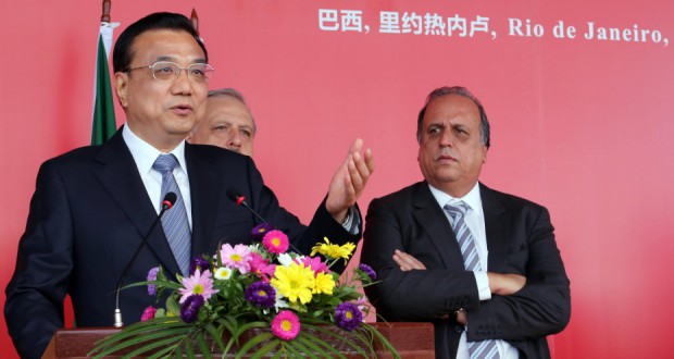リオ市での工業製品展開会式での李首相（左）とペゾン知事（右、Carlos Magno/GERJ）