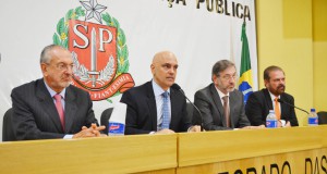 聖州保安局のアレッサンドレ・デ・モラエス局長（左から2人目、Celina Oliveria/SSP-SP）