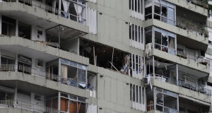爆発で大破したアパート（1001号室の検分中、Fernando Frazão/Agência Brasil）