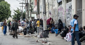 薬物常習者が街路にたむろしているクラコランジア（Marcelo Camargo/Agencia Brasil）