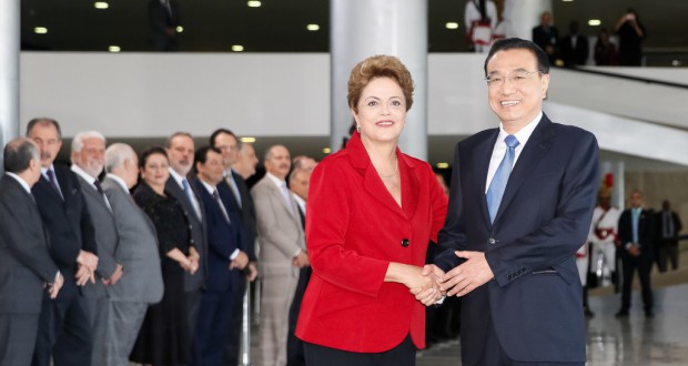 李首相（右）を迎えるジウマ大統領（Roberto Stuckert Filho/PR）