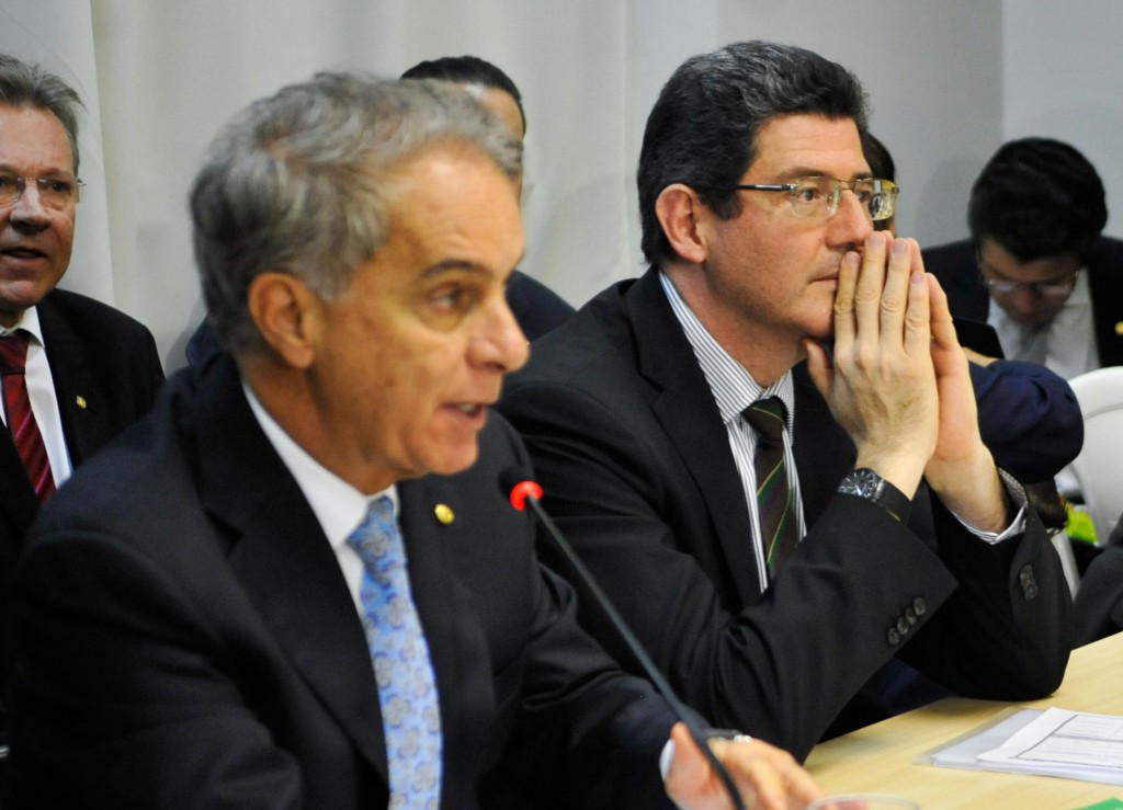 農業畑の議員たちとの会合に出席したレヴィ財相（右、José Cruz/Agência Brasil）