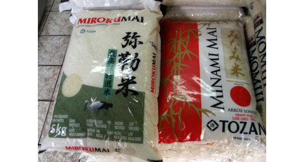 日本食スーパーに並ぶ弥勒米（左）とみなみ米（右）