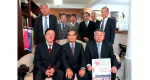 前列左から南議長、上野さん、松藤会長、後列は金谷、善村、南、三浦、中原５氏