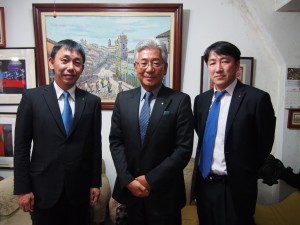 奥田さん（右端）と共に来社した吉川秀隆さん（中央、大阪サンパウロ姉妹都市協会会長）、井戸剛さん（左、不二印刷代表取締役社長）