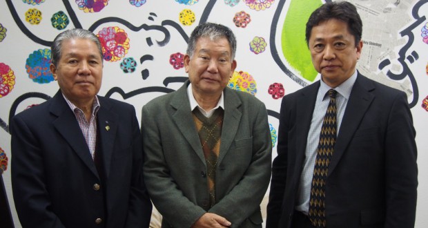 左から兵庫県人会の尾西貞夫前会長、山下さん、彌城さん