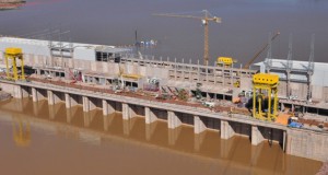 建設中のジラウ発電所（www.pac.gov.br）