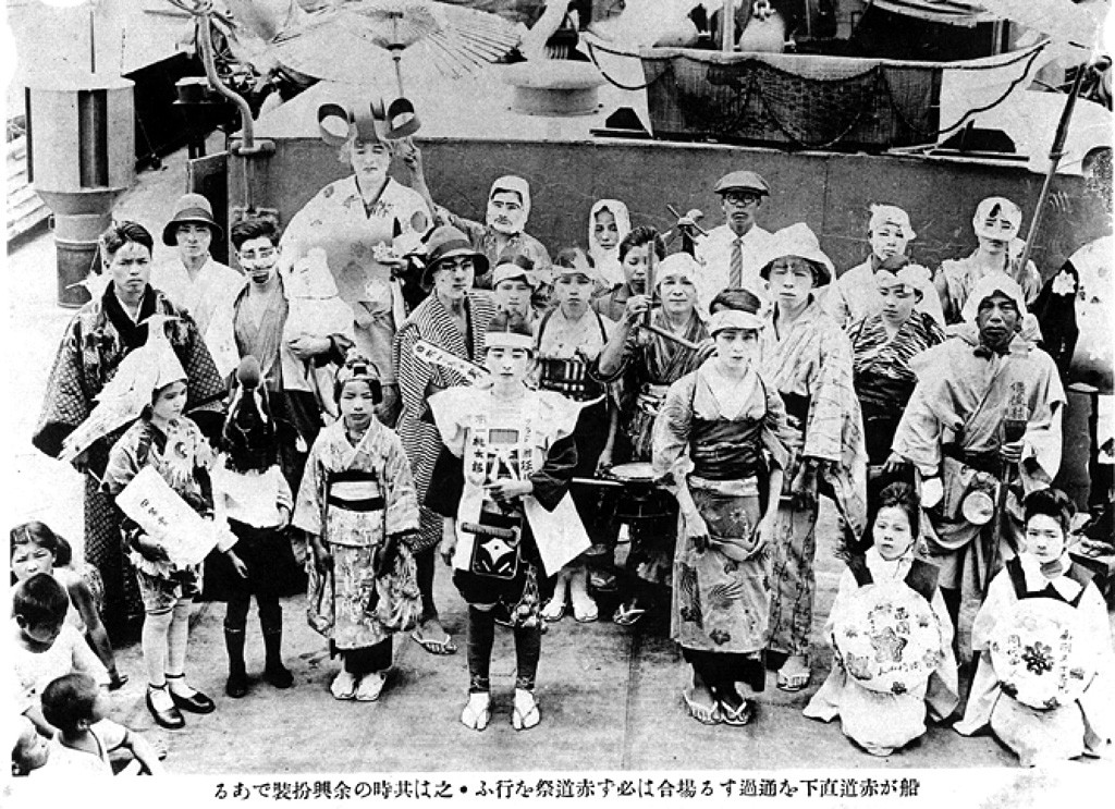 ブラジルに向う際、赤道に近くなると船の中で『赤道祭』が開かれた。他にも運動会など、長い船旅の中で色々な催しが開催されていた。（写真：「在伯同胞活動実況写真集（１）」 昭和13年 竹下写真館より）