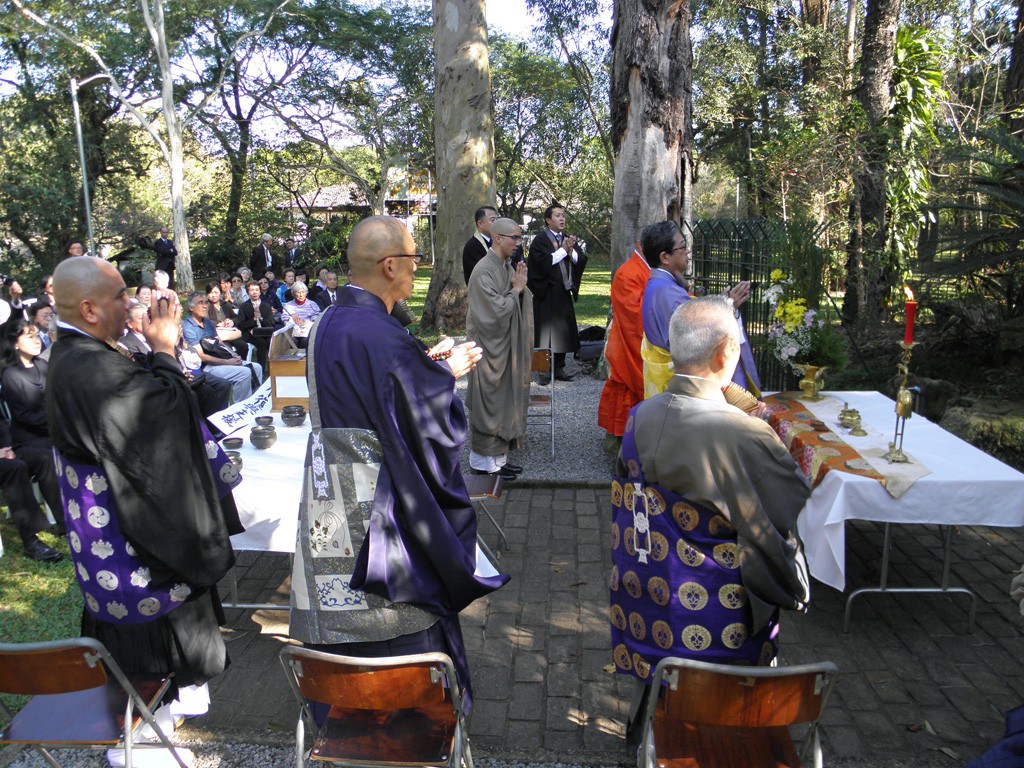 今年６月１８日、サンパウロ市イビラプエラ公園内にある先没者慰霊碑前で行われた追悼法要の様子