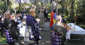 今年６月１８日、サンパウロ市イビラプエラ公園内にある先没者慰霊碑前で行われた追悼法要の様子