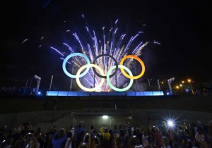 オリンピックマークの飾られたリオ市北部のマドゥレイラ公園(J. P. ENGELBRECHT/PMERJ)