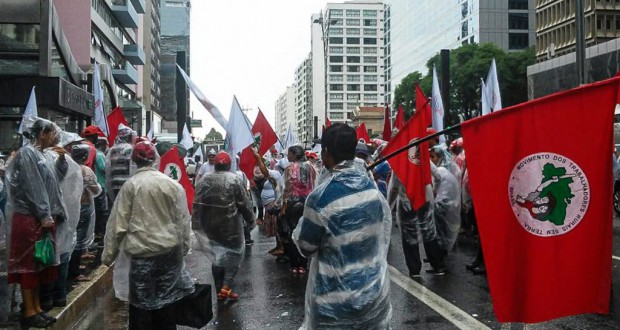 聖市パウリスタ大通りでデモを行う農地占拠運動（ＭＳＴ）（André Tambucci/Fotos Públicas）