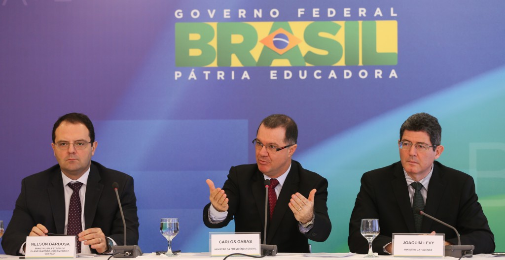 18日にブラジリアで年金関連法について説明する（左から）バルボーザ企画相、ガバス社福相、レヴィ財相（Lula Marques/Agência PT）