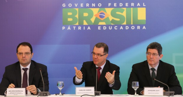 18日にブラジリアで年金関連法について説明する（左から）バルボーザ企画相、ガバス社福相、レヴィ財相（Lula Marques/Agência PT）